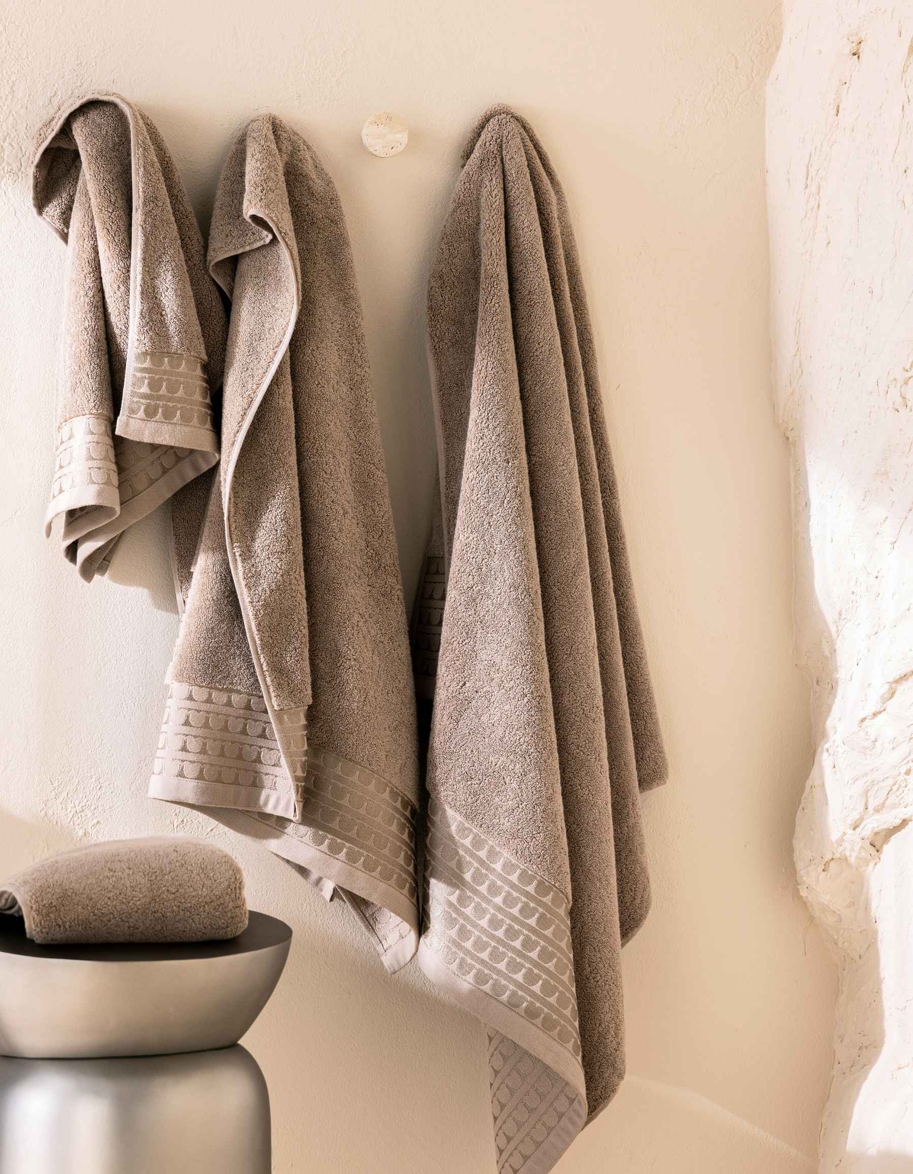 THE SIGNATURE BATH TOWEL | BEIGE TAUPE