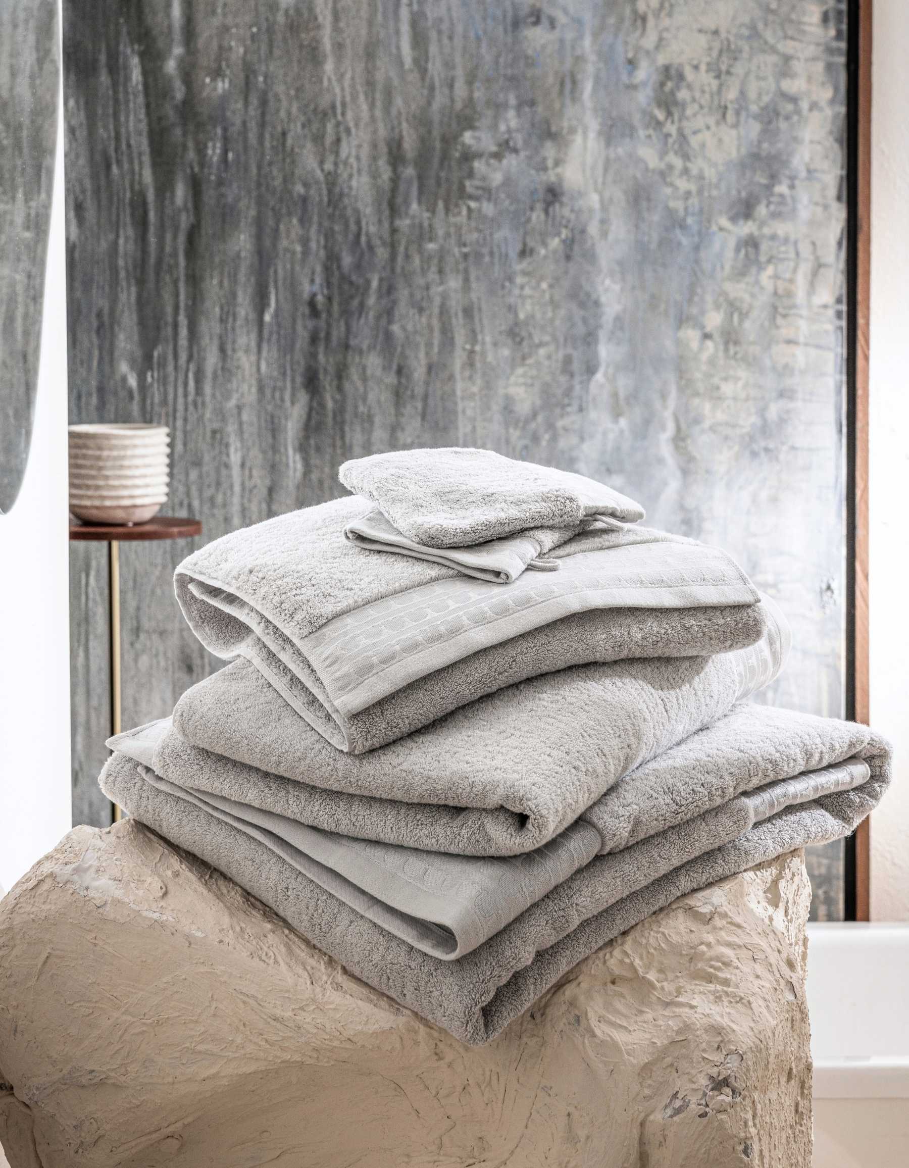 THE SIGNATURE BATH TOWEL | LIGHT GRAY