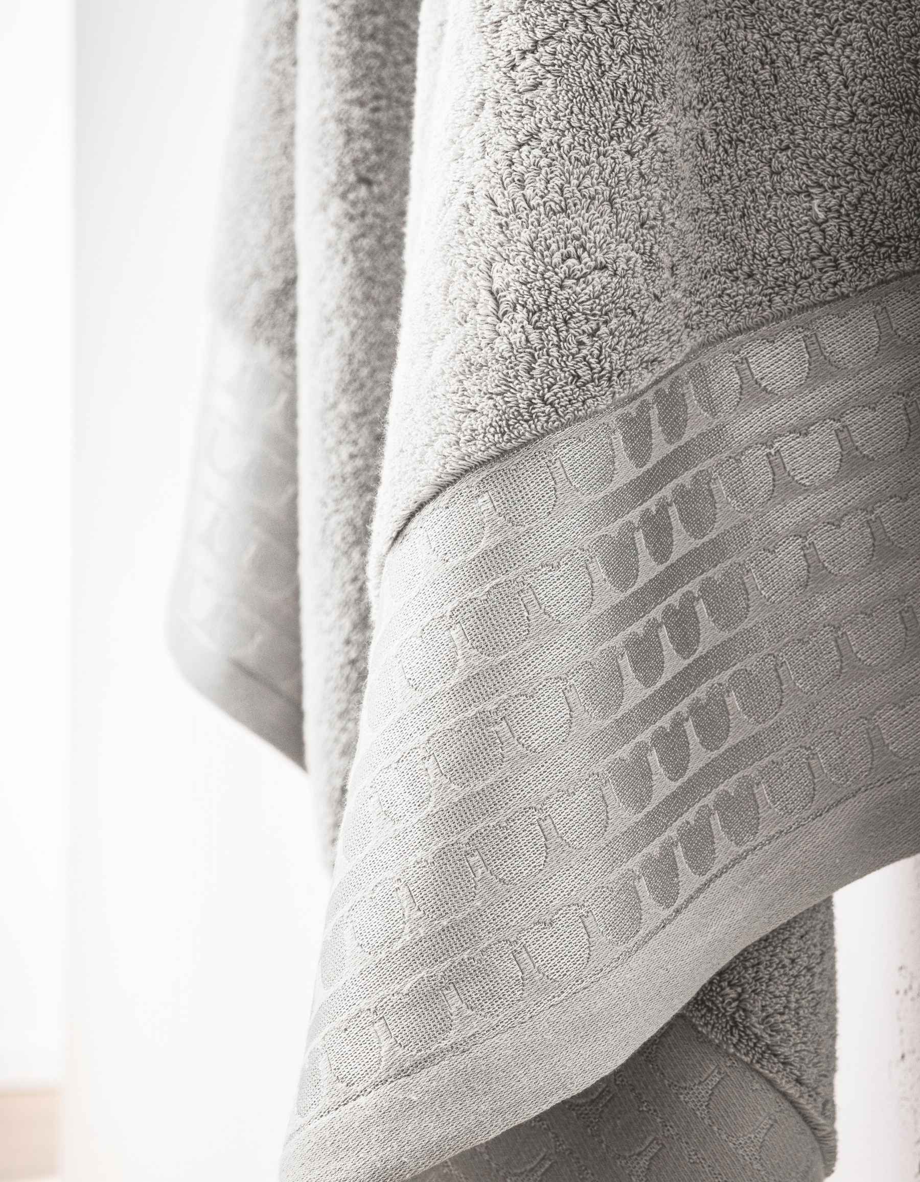 THE SIGNATURE BATH TOWEL | LIGHT GRAY