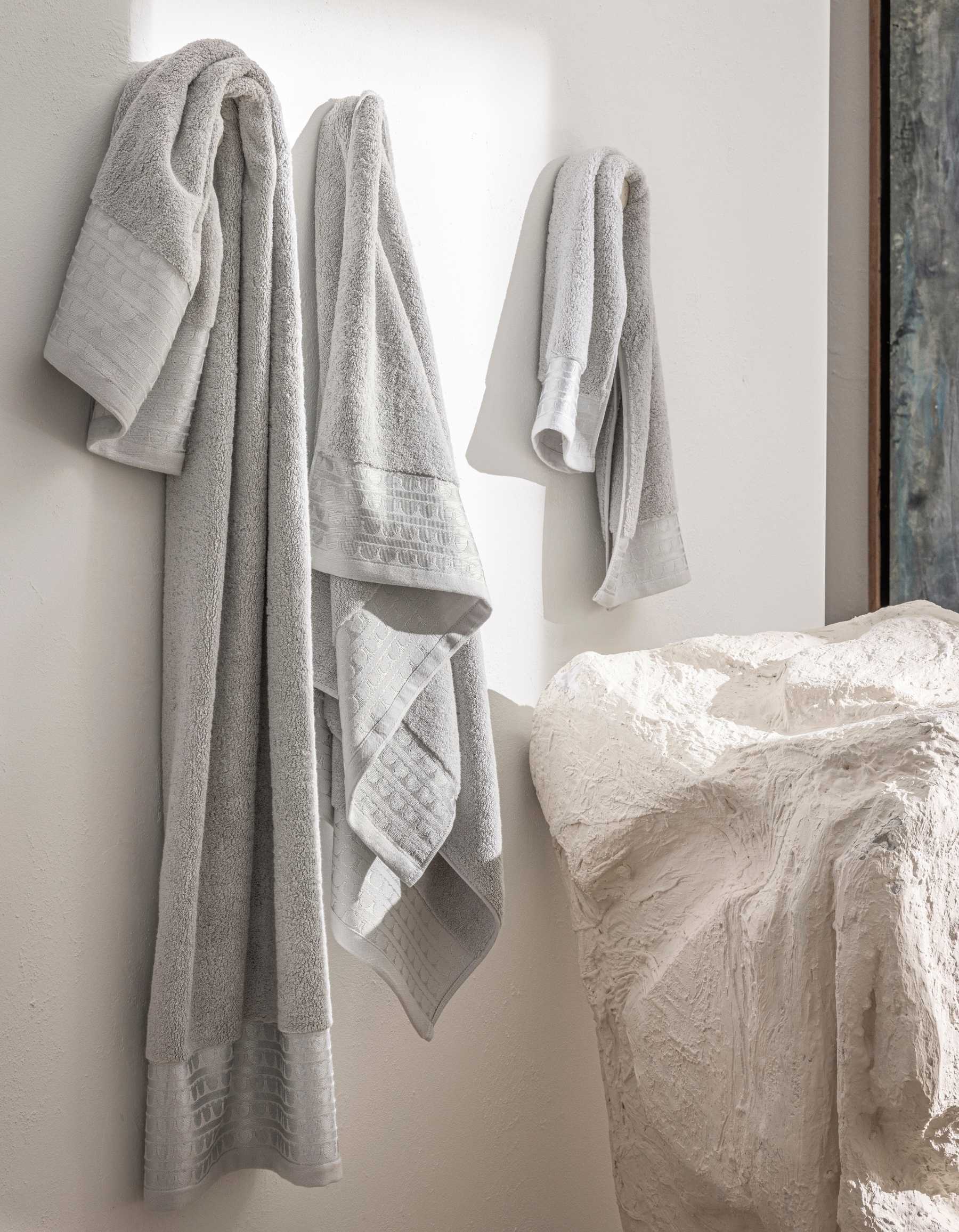 THE SIGNATURE BATH TOWEL | LIGHT GRAY