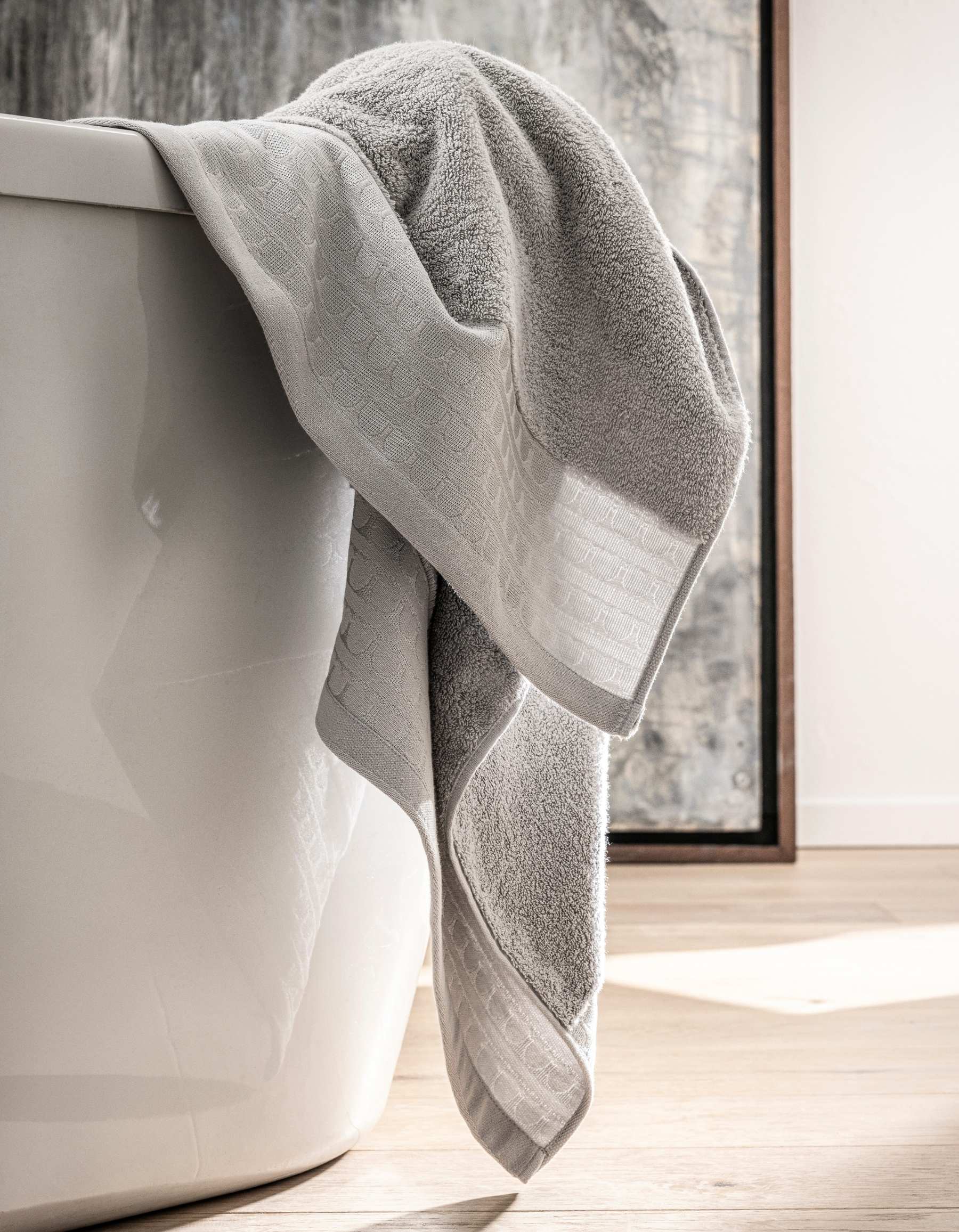 THE SIGNATURE BATH TOWEL | LIGHT GRAY