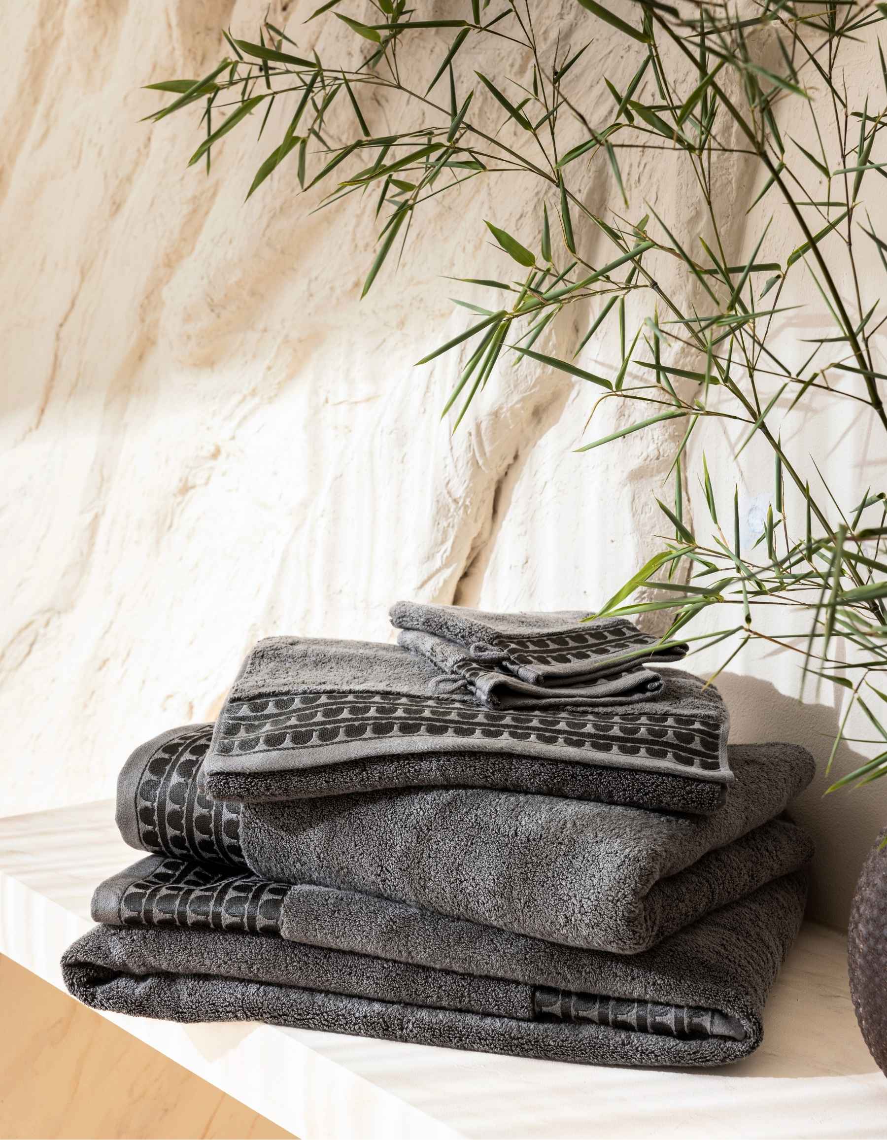 THE SIGNATURE BATH TOWEL | DARK GRAY