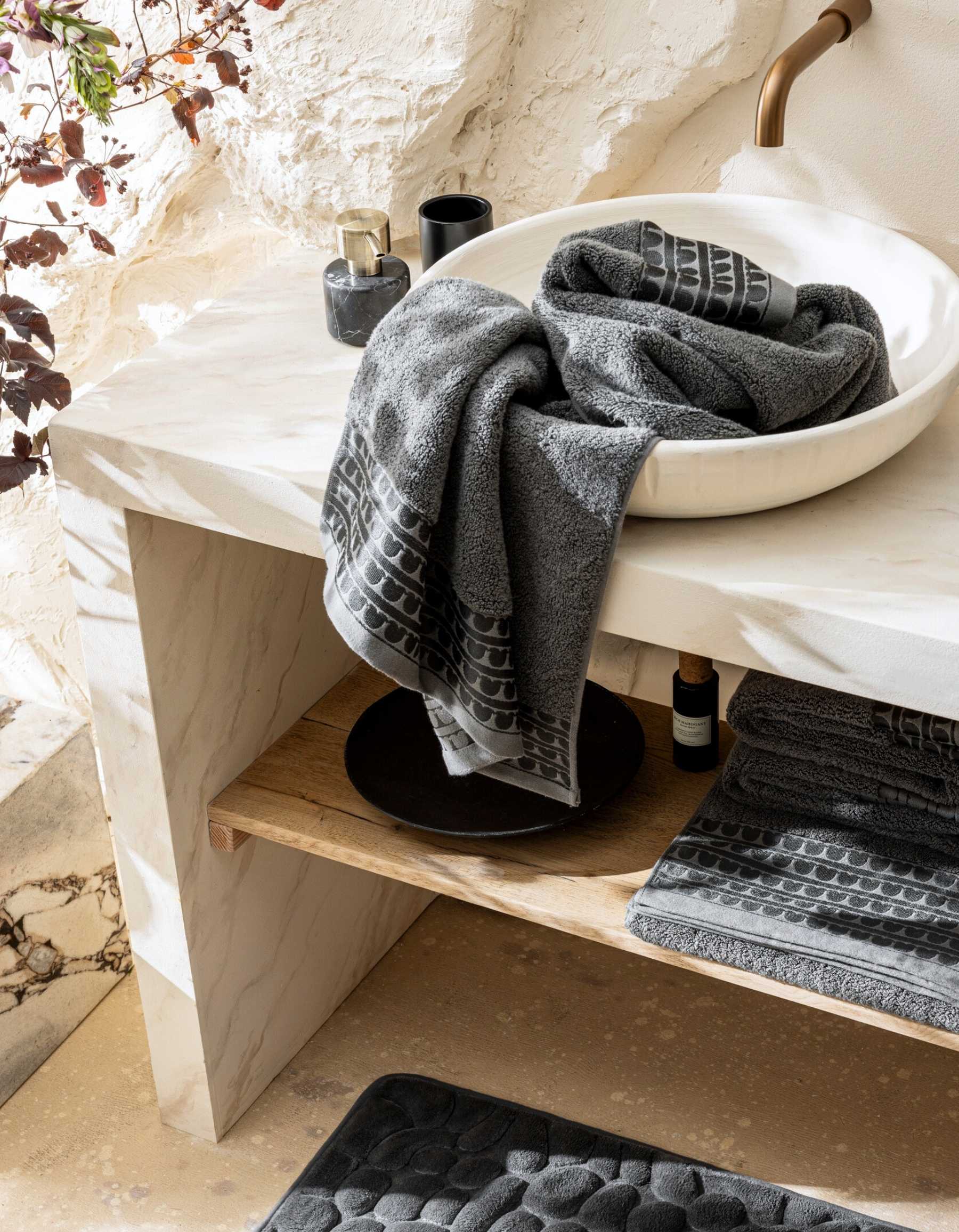 THE SIGNATURE BATH TOWEL | DARK GRAY