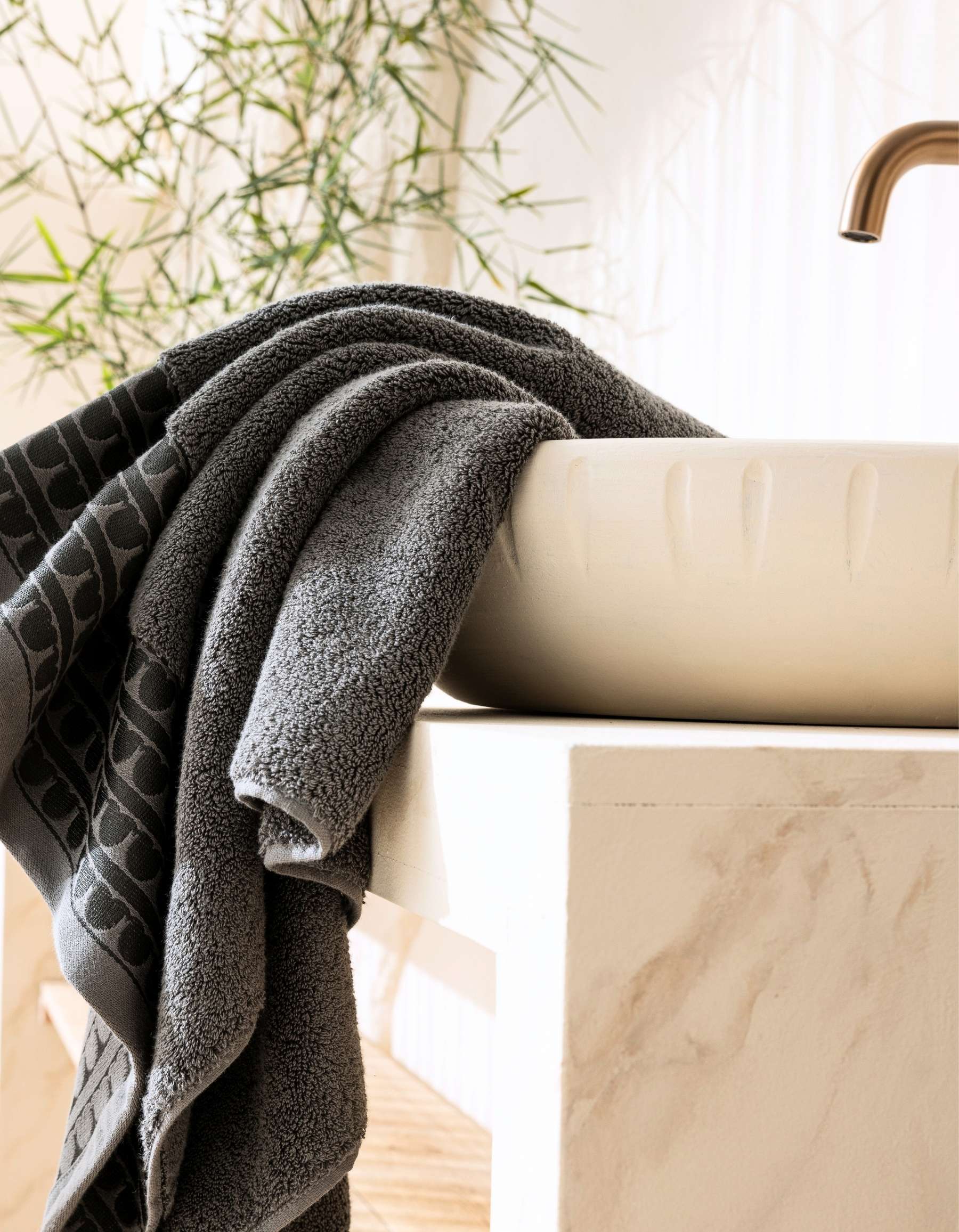 THE SIGNATURE BATH TOWEL | DARK GRAY