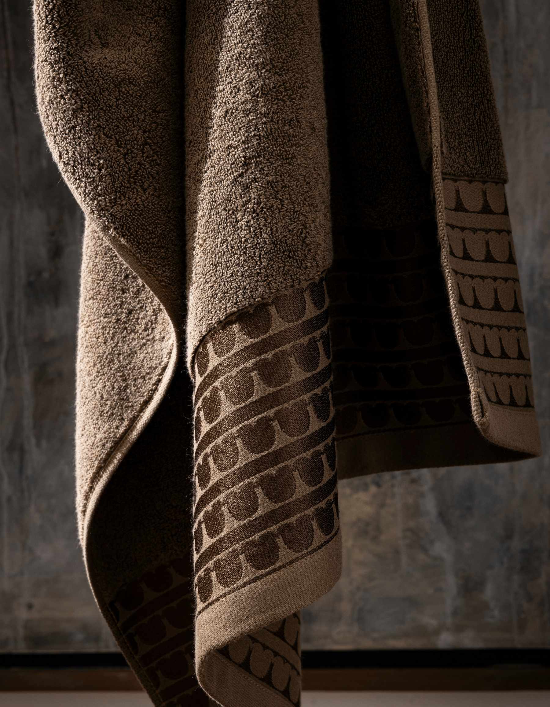 THE SIGNATURE BATH TOWEL | COFFEE BROWN