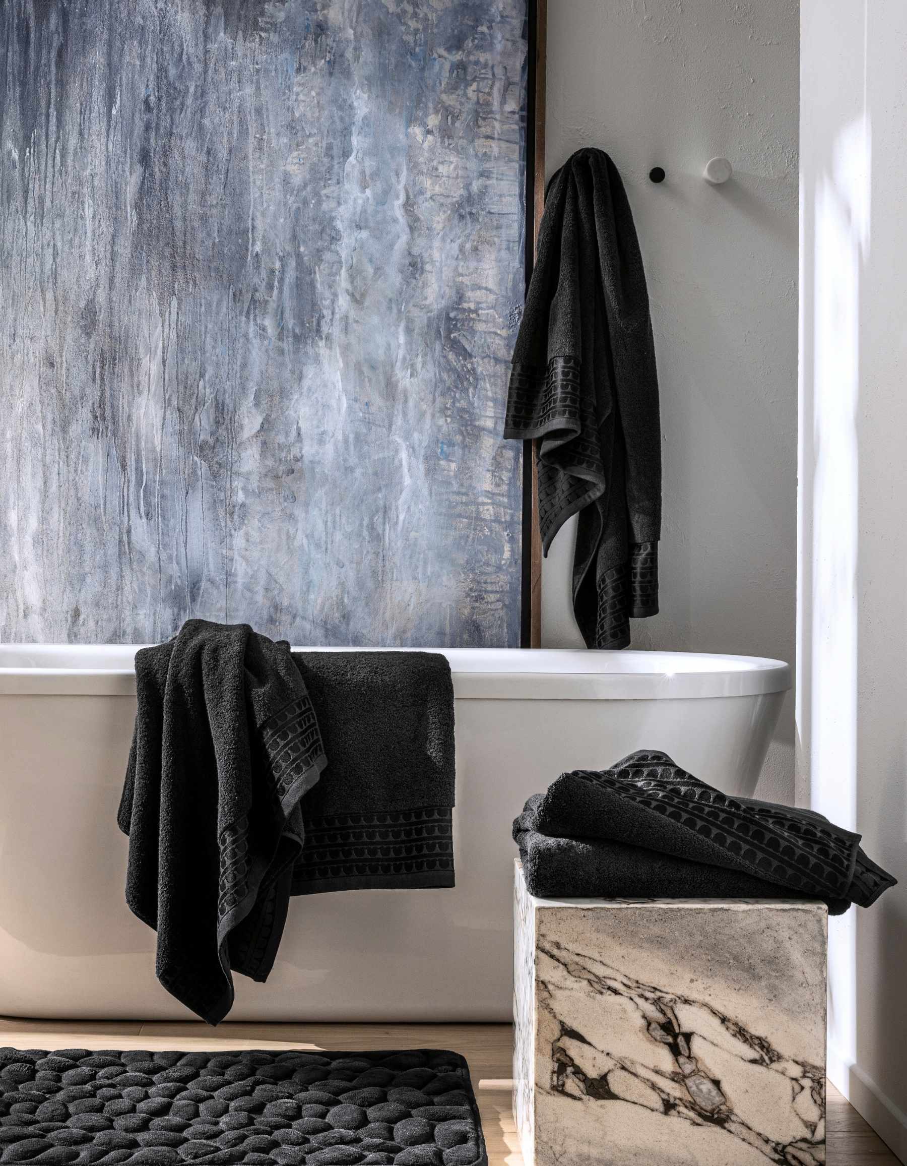 THE SIGNATURE BATH TOWEL | INK BLACK