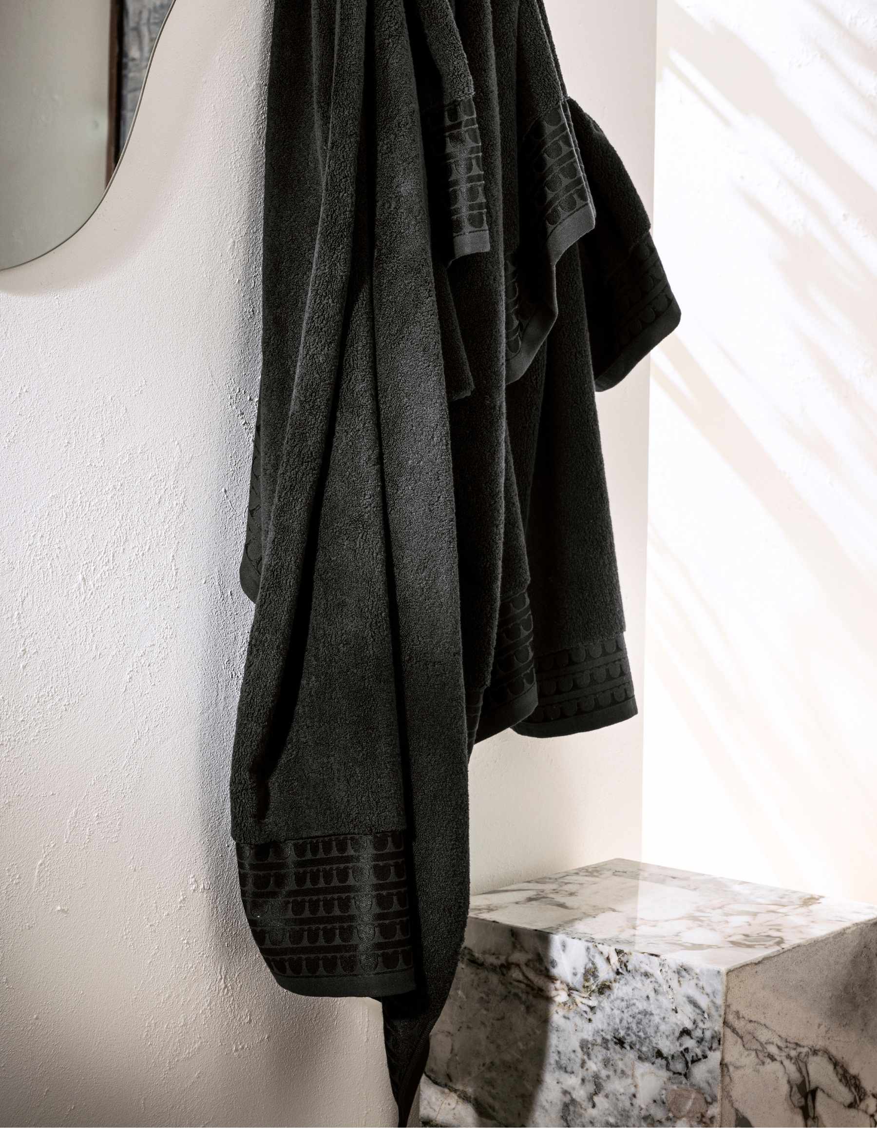 THE SIGNATURE BATH TOWEL | INK BLACK